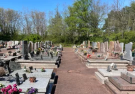 Cimetière traditionnel avec monuments funéraires
