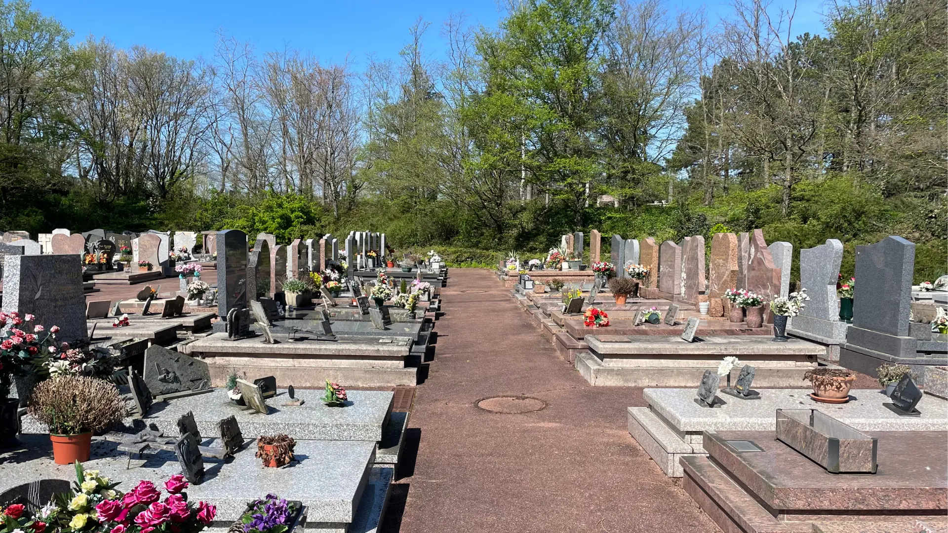 Cimetière traditionnel avec monuments funéraires