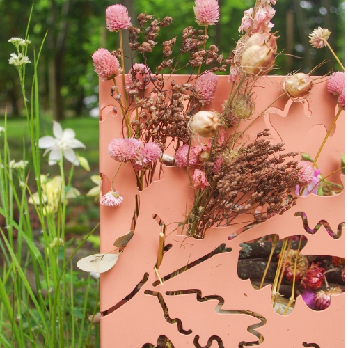Stèle cimélo avec fleurs séchées