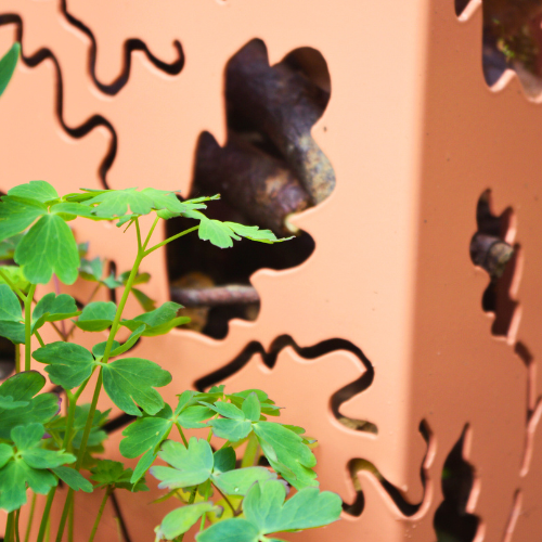 Photographie zoomée sur une stèle cimélo de couleur ocre rosée