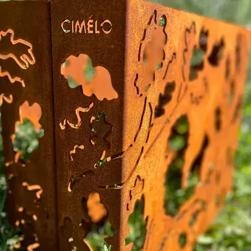 photographie d'une Stèle cimélo en acier corten