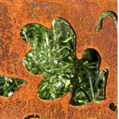 Photographie zoomée sur une stèle cimélo en acier corten